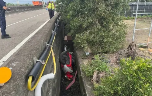 台61線苗栗後龍車禍！男大生騎車自撞掉排水溝　頭部重創送醫不治
