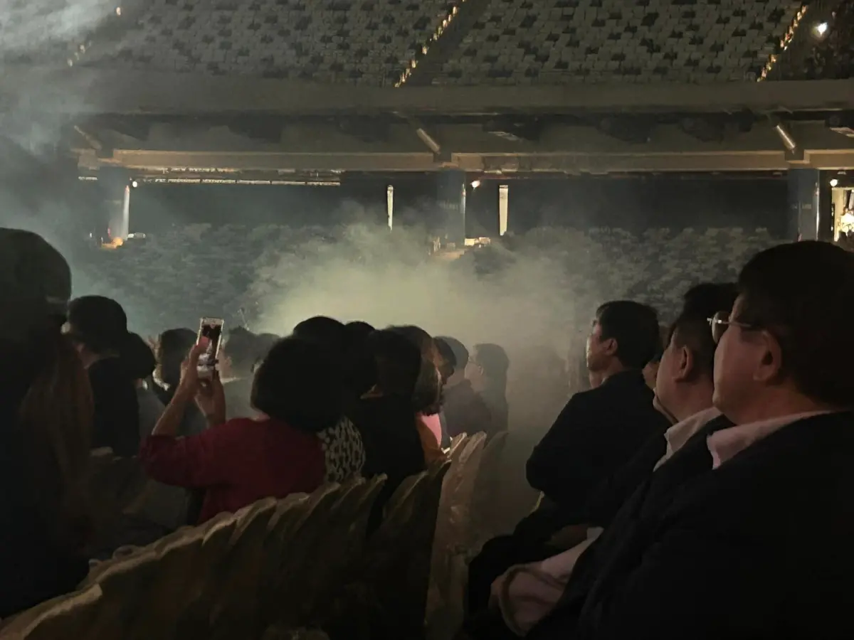 ▲台北大巨蛋國慶晚會從B2區視角看，煙霧往往要許久才能散去，遭顏若芳質疑排煙不良。（圖／顏若芳臉書，2024.10.06）