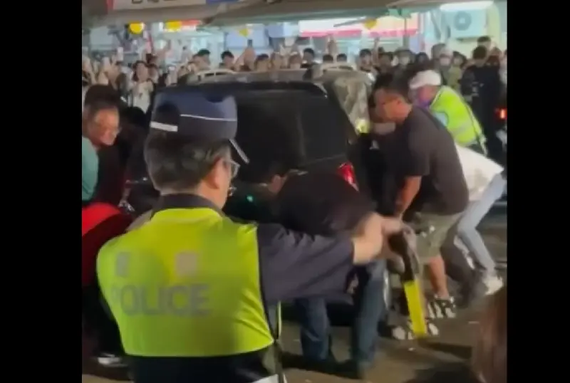 ▲屏東東港東隆宮甲辰正科迎王平安祭典，正在火熱進行中，一台小客車停在祭典行經路線，現場信徒直接霸氣搬起汽車。（圖／翻攝爆料公社）