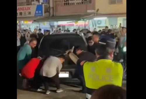 ▲屏東東港東隆宮甲辰正科迎王平安祭典，正在火熱進行中，一台小客車停在祭典行經路線，現場信徒直接霸氣搬起汽車。（圖／翻攝爆料公社）