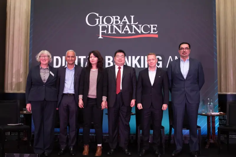 ▲《Global Finance》(全球金融)於英國倫敦舉辦「Digital Banking and Innovation in Financial Services Forum」,邀請中國信託銀行、花旗銀行、北歐聯合銀行、卡達商業銀行及知名資訊顧問公司印孚瑟斯(Infosys)等共計5位講者對談,中國信託銀行數位科技處處長、資深副總王俊權(右三)代表出席。(圖/主辦單位提供)