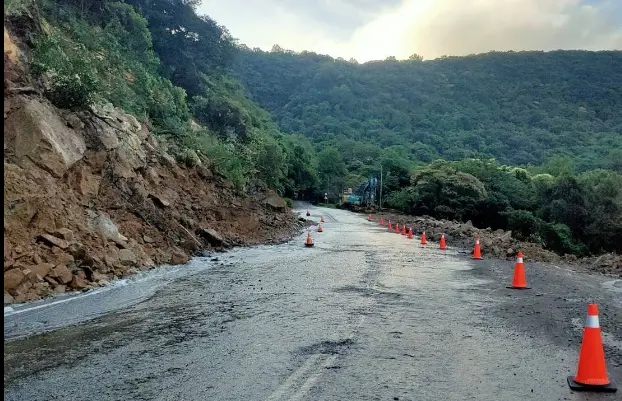 ▲台2甲線5.25k金山區八煙路段受颱風災害致雙向阻斷，交通部公路局局今（6）日清坍作業順利，於中午12時解除整點放行管制，但預定明日凌晨2時至7時因路面施工管制通行。（圖／公路局北區養護工程分局提供）