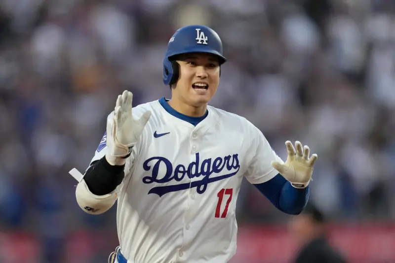 ▲大谷翔平在MLB生涯的季後賽首戰就大放異彩，他今（6）日在道奇隊首局結束後落後3分時挺身而出，第2局敲出3分打點的追平彈，從而打破道奇隊一項不名譽的紀錄。（圖／美聯社／達志影像）