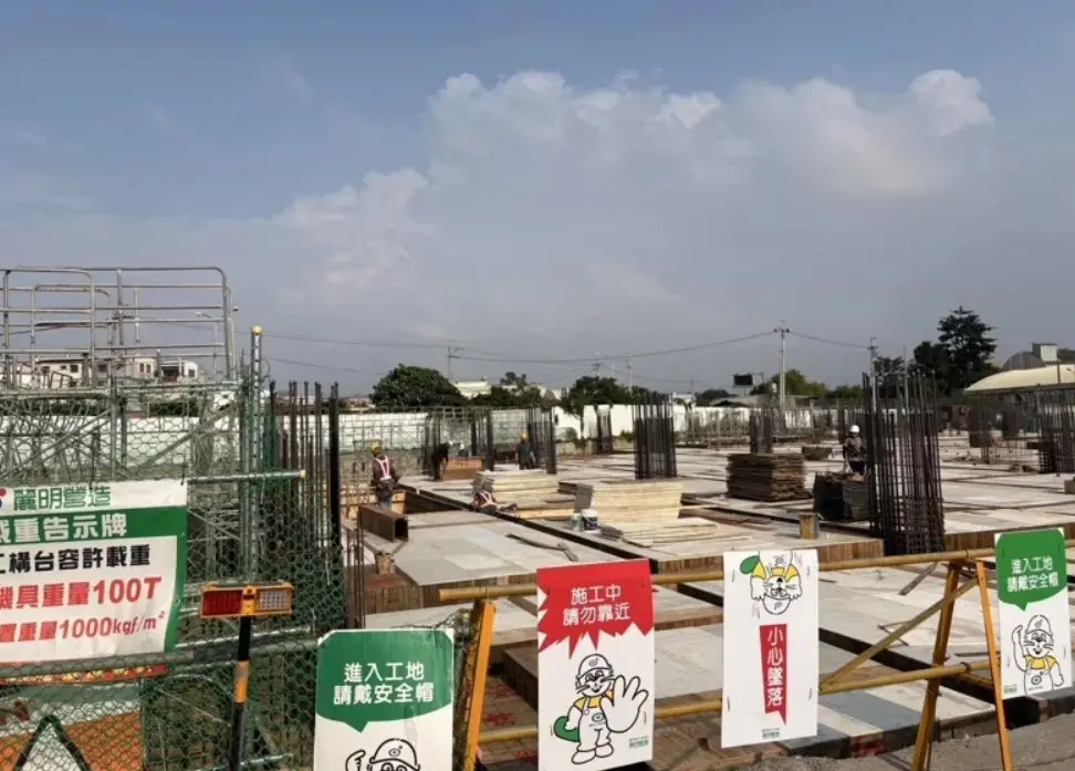 ▲6日下午，台中市西屯區中清路、BMW展示中心工地發生意外，一名51歲陳姓工人不慎失足墜落地下1樓。（圖／翻攝畫面）