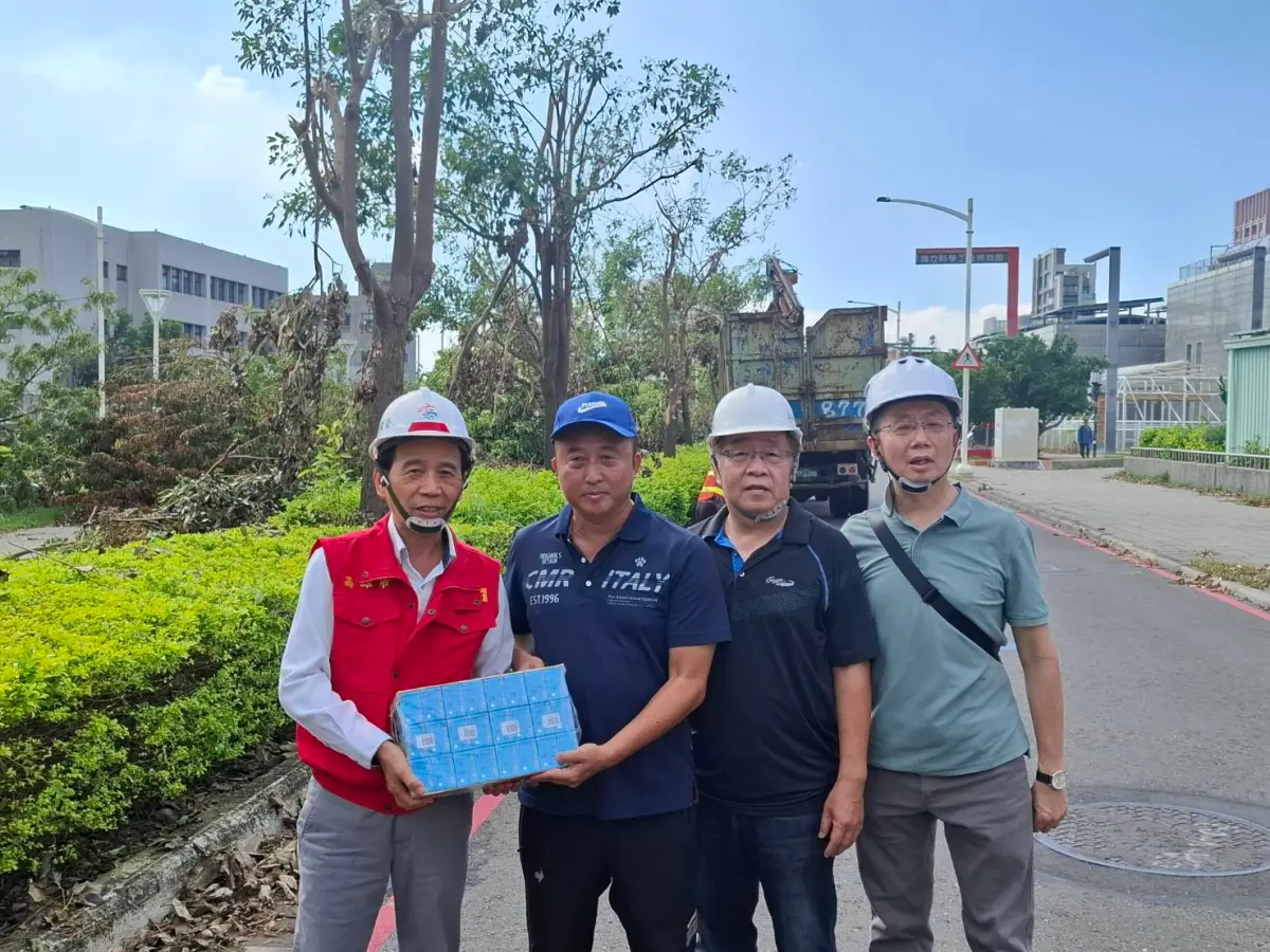 ▲副市長林欽榮、地政局長陳冠福感謝工程廠商協助。（圖／高市府地政局提供）