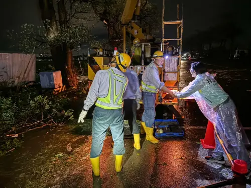 ▲立委林岱樺慰問台電搶修人員。（圖／立委林岱樺辦公室提供）