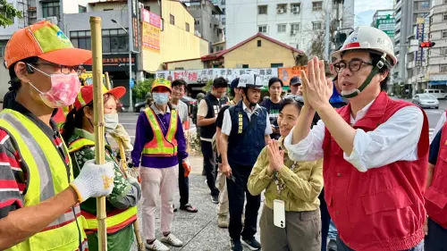 ▲山陀兒颱風災後復原，除市府局處、義消與志工夥伴、師生與家長通力支援外，也有外縣市的支援團隊，共同為校園重建加快腳步。（圖／高市府教育局提供）