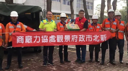 ▲山陀兒颱風災後復原，除市府局處、義消與志工夥伴、師生與家長通力支援外，也有外縣市的支援團隊，共同為校園重建加快腳步。（圖／高市府教育局提供）