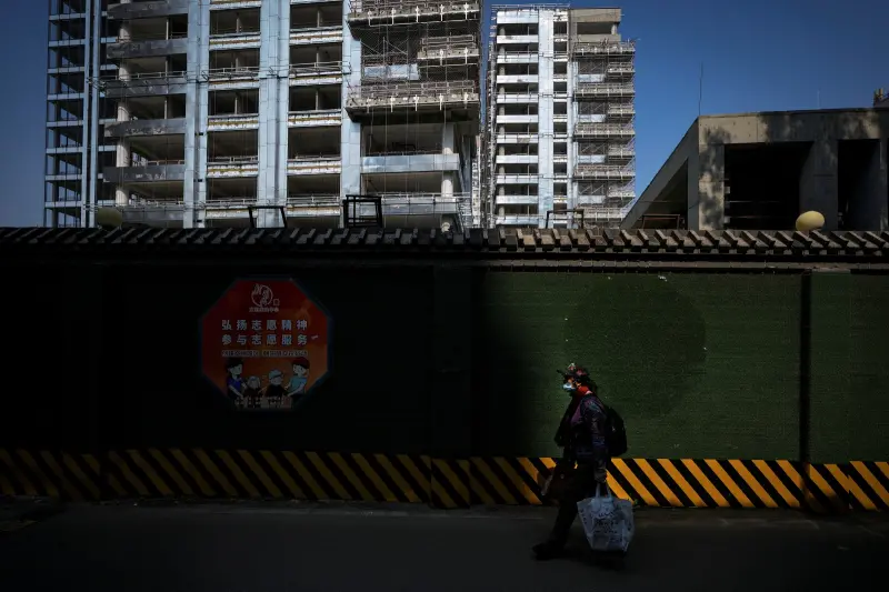 ▲中國政府近日宣布一連串救市措施，激勵A股飆漲、「排隊看房」等熱潮。不過有分析認為，關鍵還是在於結構性問題難以解決。示意圖。（圖／美聯社／達志影像）