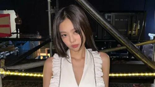 Jennie拒簽名遭質問「恨我們嗎」　表情超無奈粉絲炸鍋：情緒勒索
