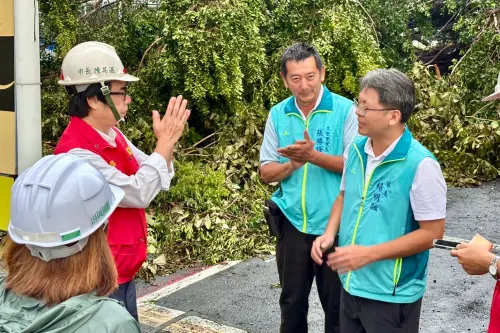 ▲高雄市長陳其邁感謝各方的努力，更感謝第一線直接面對災民的里長，他們承受很大的壓力，也希望市民能夠多給里長鼓勵。（圖／高市府提供）