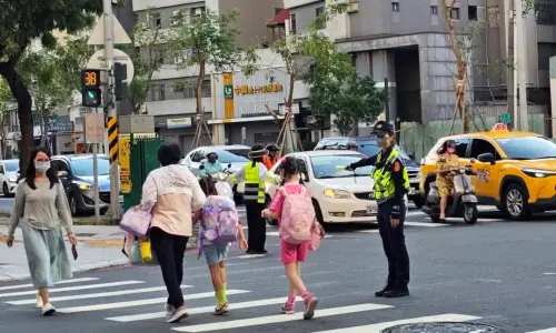 ▲針對今天學生上學安全，高雄市警局也將協助全市180所各級學校，投入203名警力執行護童勤務，確保學童上下學安全，讓家長和學生安心。(圖／高市交通大隊提供)