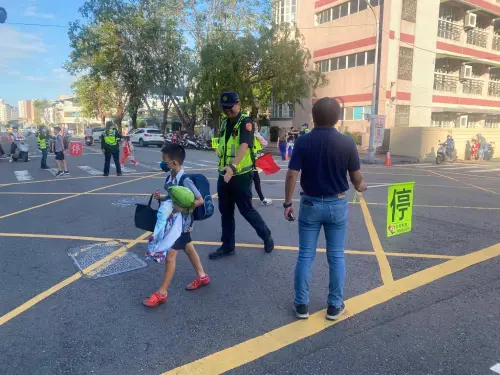 ▲高雄市警局針對易壅塞路段及重點學校周邊，規劃144處重要路口交通疏導崗位。(圖／高市交通大隊提供)