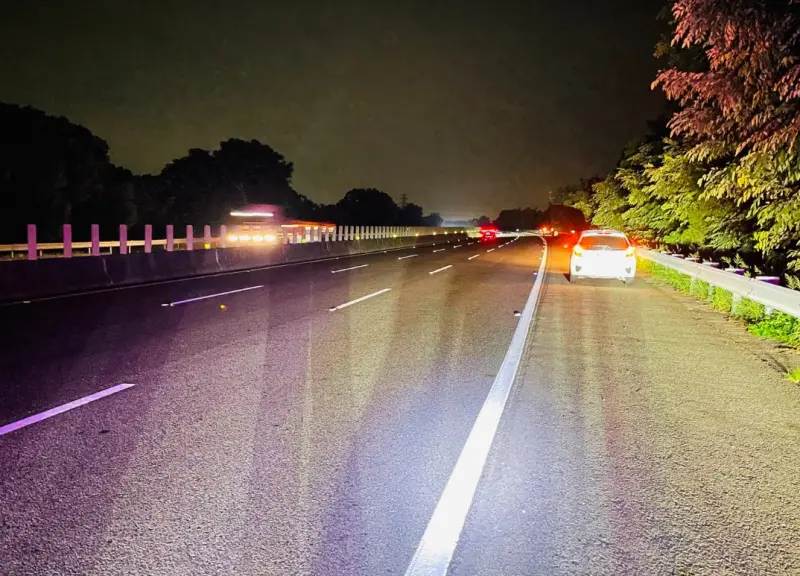 ▲6日晚間，國道3號水上系統路段，發生死亡車禍，75歲林姓男子行經國道途中，突然打開車門躺在外側車道，遭路過的3台小客車輾斃。（圖／翻攝畫面）