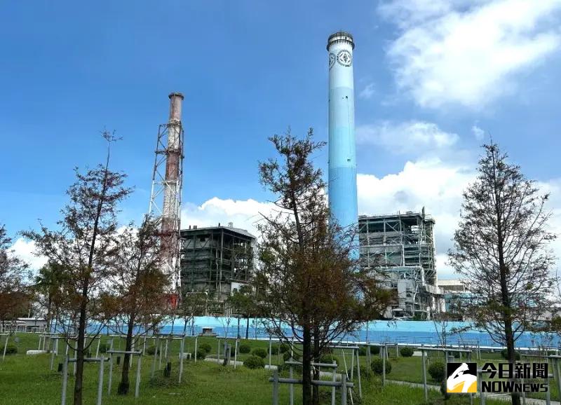 ▲台電公司水火力發電處處長孫禹華到大林發電廠關心防颱整備工作。(資料照／記者黃守作攝)