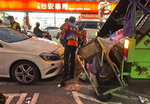 台南賓士撞垃圾車！疑駕駛未注意車前狀況　波及現場民眾7人送醫
