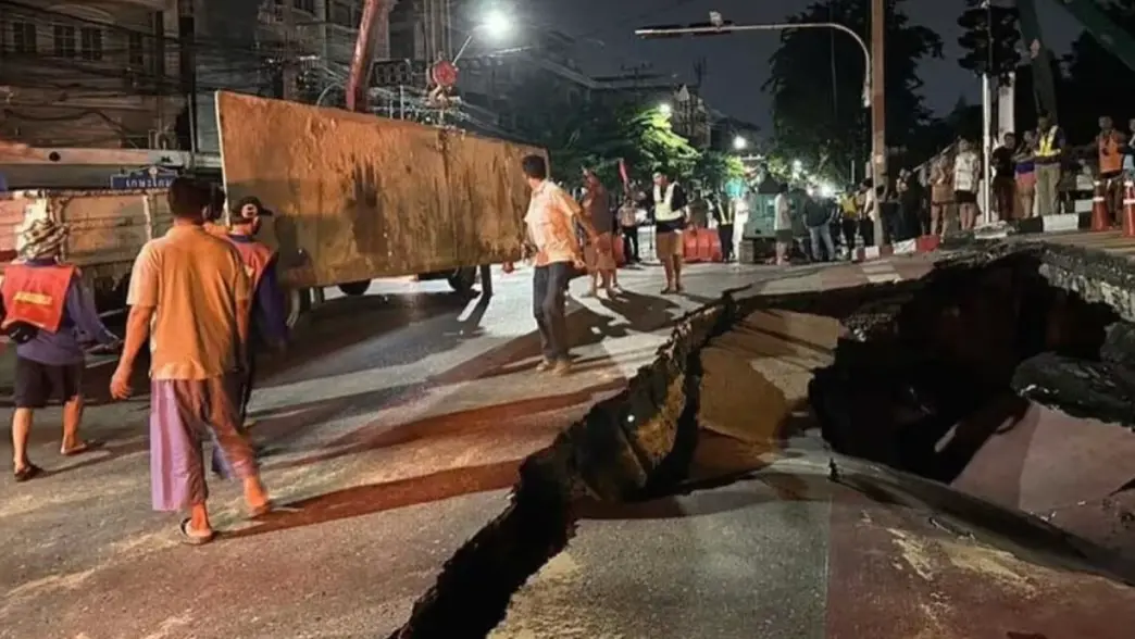 ▲泰國曼谷一座大橋路段，突然發生塌陷出現一個大坑洞。（圖／翻攝自臉書）