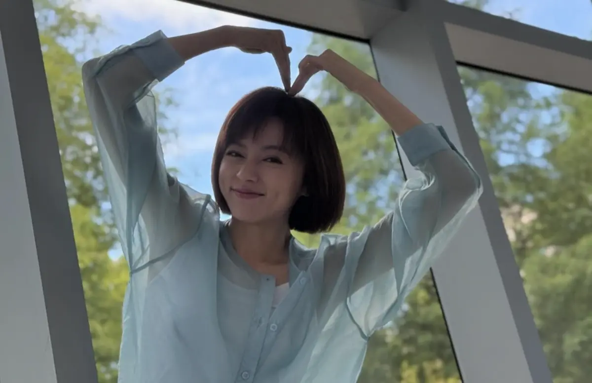 ▲王瞳日前喜迎38歲生日，花300萬買賓士休旅車，為了要給樂團載樂器。（圖／翻攝自王瞳臉書）