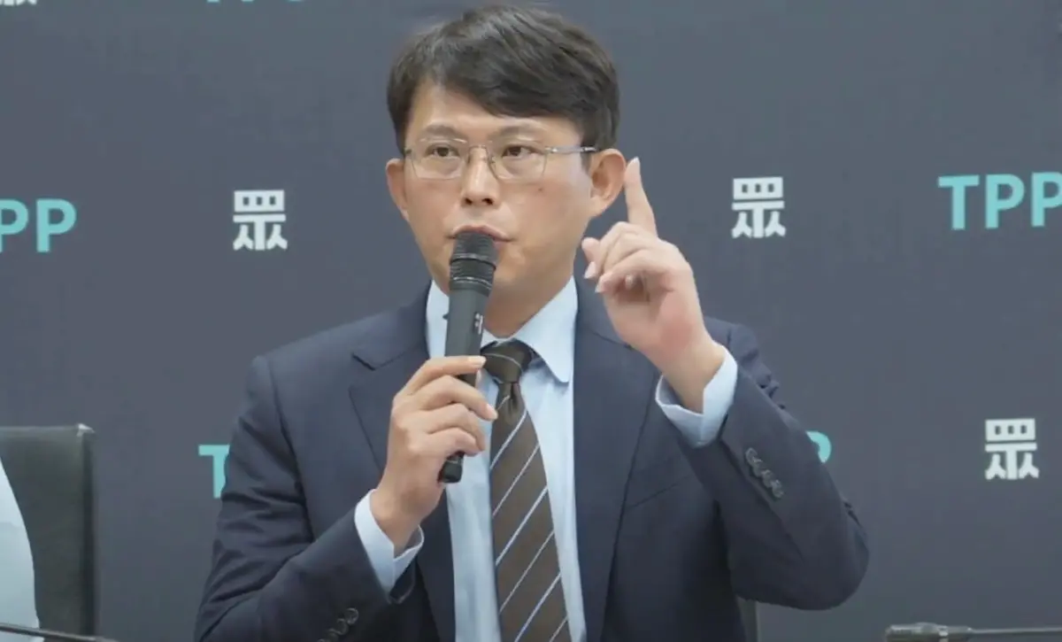 ▲民眾黨立院黨團總召黃國昌被記者問到《鏡週刊》爆料柯文哲貼身帳房跟朱亞虎招認內容時，勃然大怒砲轟「垃圾報導」。（圖／記者林詠青攝，2024.10.08）