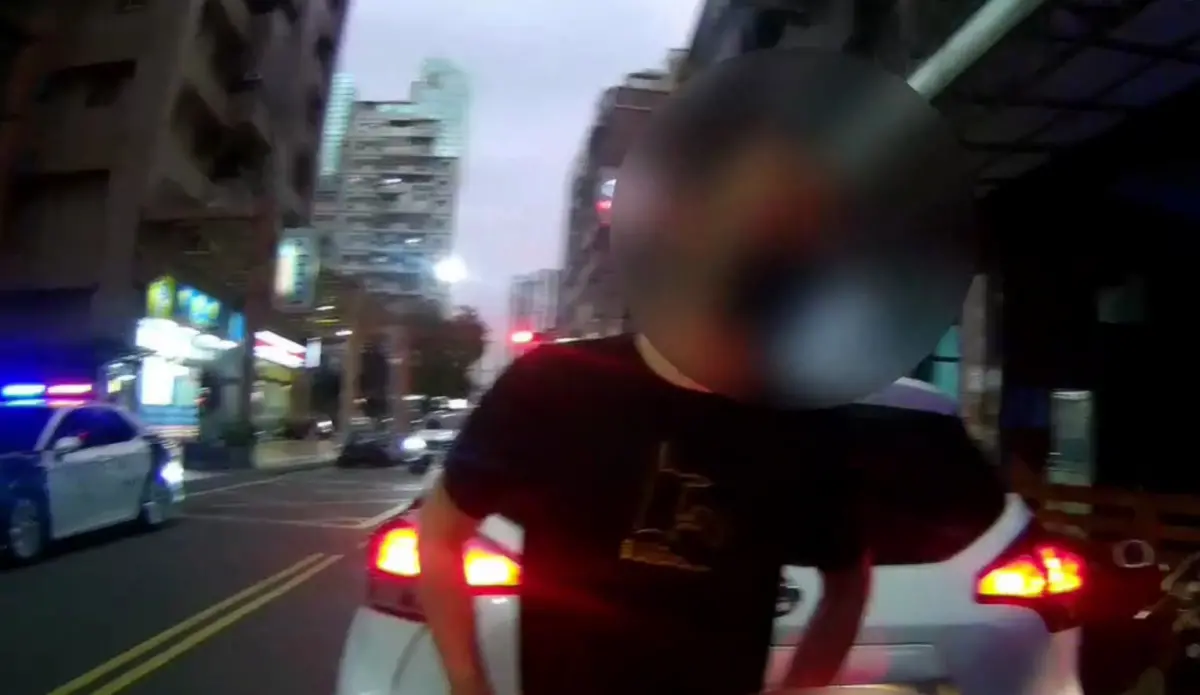 ▲7日下午，高雄市三民區驚傳槍擊案，25歲的黃姓男子疑似亮出槍枝對空鳴槍，稱因與妻子離婚心情不佳，才會開槍洩憤。（圖／翻攝記者爆料網）