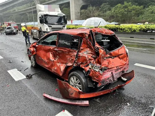 國道1號林口段車禍！9車連環追撞、小貨車翻覆　釀2人受傷送醫
