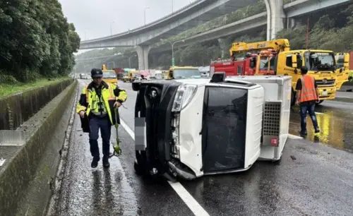 ▲8日上午1，國1北向林口路段，發生9車連環追撞事故，警消獲報後趕抵，其中有2人受傷送醫，所幸無生命危險。（圖／翻攝畫面）