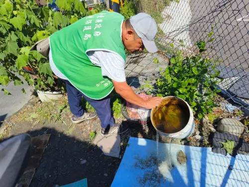 ▲留意庭院、陽台、地下道及排水溝等容易積水的區域。（圖／屏東縣府提供）