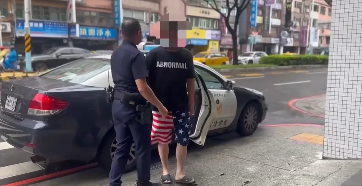 ▲5日晚間，新北板橋發生行車糾紛鬥毆案，蘇姓男子騎乘機車，疑因未停讓陳姓男子，雙方爆發口角，蘇男情緒激動，竟持安全帽毆打陳男，遭警依法送辦。（圖／翻攝畫面）