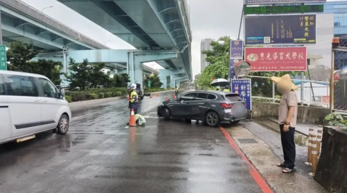 ▲輔仁大學音樂系張姓女碩士僑生，昨（8）日騎機車行經中正路、中環路時，與一輛汽車發生碰撞，女大生連人帶車被撞飛，過程中安全帽脫落，落地後造成頭部重創倒臥血泊中，緊急送醫不治。（圖／翻攝畫面）