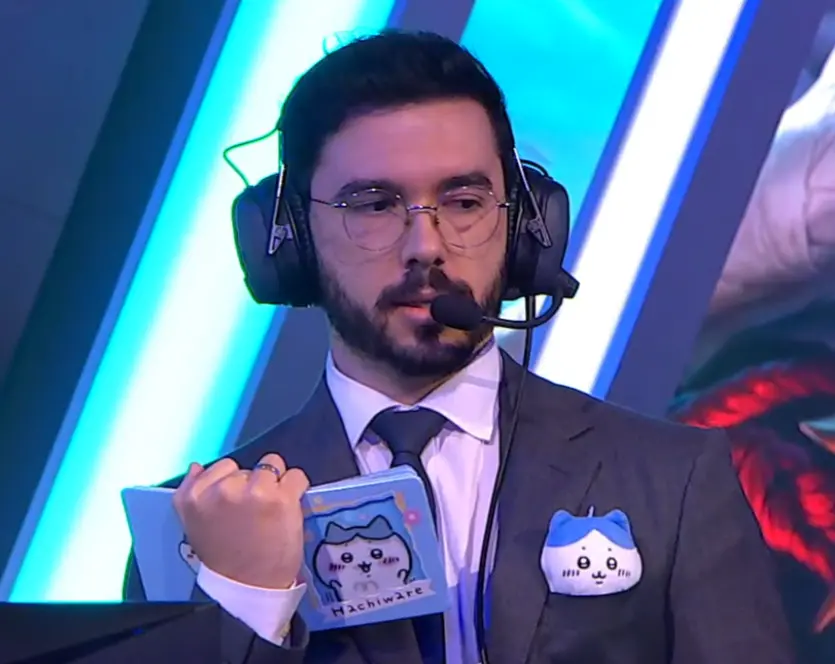 ▲《英雄聯盟》S14世界賽中，歐洲冠軍隊伍 G2 分析師每把都帶吉伊卡哇筆記本和玩偶登台，非常搶鏡頭。（圖／X@@rodrigo_rlt）