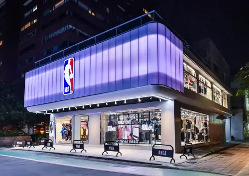 ▲全台唯一NBA Store實體旗艦店《NBA FLAGSHIP STORE TAIPEI》於本月正式開幕，並邀請傳奇球星「狼王」Kevin Garnett親臨開幕現場。（圖／官方提供）