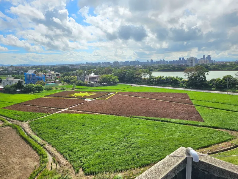 ▲「國慶日最強景點」已經悄悄登場，占地1000坪「超巨大的國旗」直接在桃園現身，讓外國旅客飛來台灣都能看見。（圖／翻攝溪海休閒農業區臉書）