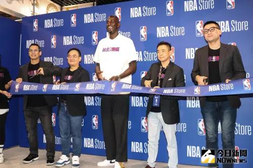 ▲NBA Store邀請Kevin Garnett親臨開幕現場，活動大約30分鐘內就結束了，但仍有許多球迷在外等候，希望在Garnett離場時能夠一睹偶像風采。（圖／記者朱永強攝）