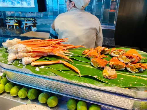 秋蟹Buffet無限供應!饗A Joy紅蟳年糕、帝王蟹沙拉12強新品一覽 ▲「Buffet天花板」饗A Joy,秋季「秋韻餐詩」主題新菜上桌,實現秋蟹吃到飽。(圖/記者蕭涵云攝)