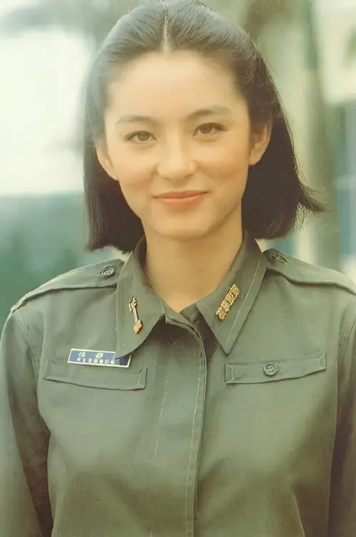 ▲林青霞在《中國女兵》的軍裝造型帥氣又不失亮麗。(圖/摘自hkmdb) ▲林青霞在《中國女兵》的軍裝造型帥氣又不失亮麗。(圖/摘自hkmdb)