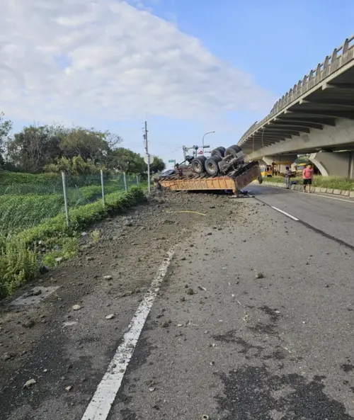 ▲新竹縣新豐鄉台61快速道路北上55.5公里，今天清晨一輛聯結車失控衝破護欄，整輛車翻落高架橋下，駕駛傷重不治。（圖／翻攝畫面）