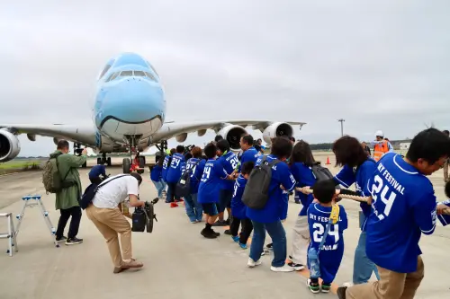 日本小學生跟340噸重飛機比拔河！對決「空中巨無霸」結局超熱血
