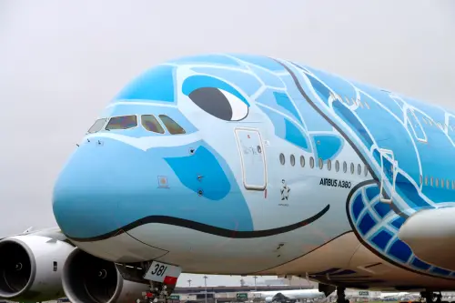 ▲全日空（ANA）派出重達340頓水藍色A380客機「FLYING HONU」海龜塗裝版。（圖／翻攝X@naritacity_）