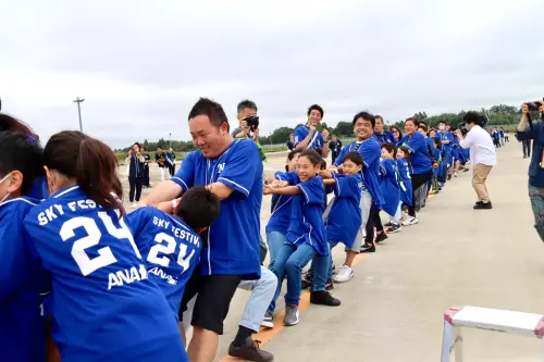 ▲349名小學生和家長拚盡全力拉著重達340噸的A380客機。（圖／翻攝X@naritacity_）