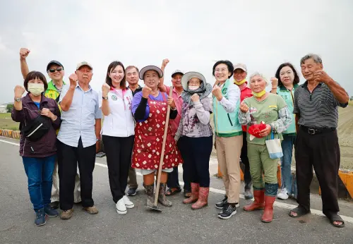 ▲立委林岱樺、市議員李雨庭、農業局和大寮區公所，今天到高雄市大寮區勘察農業災損，在場農民們殷切期盼政府關心大寮區因風災所造成的農業損失。（圖／立委林岱樺辦公室提供）