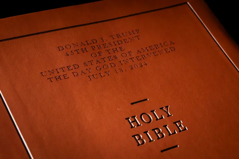 ▲川普（Donald Trump）代言的聖經版本名為「葛林伍德聖經」（The Greenwood Bible）。（圖／美聯社／達志影像）