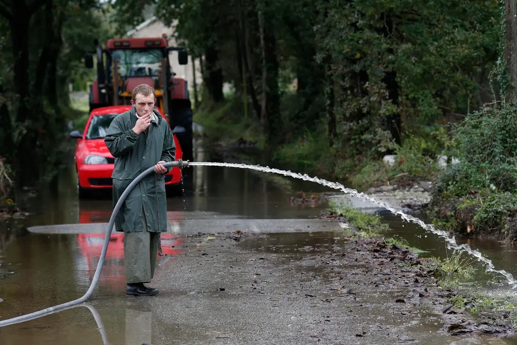▲颶風柯克（Kirk）的餘威今天橫掃西歐，將葡萄牙和西班牙的樹木連根拔起，接著挾帶強風大雨侵襲法國。（圖／美聯社／達志影像）