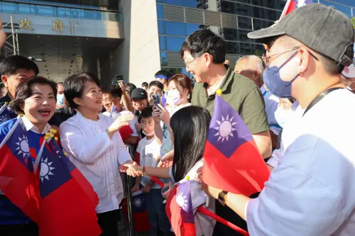 ▲台中市長盧秀燕進場時，受到民眾熱情歡迎。（圖／台中市政府提供，2024.10.10）