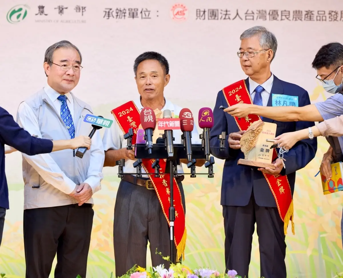 ▲113年臺灣稻米達人選拔成績揭曉，  南投李啟元（中）獲非香米組金牌，臺中林凡閔（右一）拿下香米組第一。（圖／主辦單位提供）