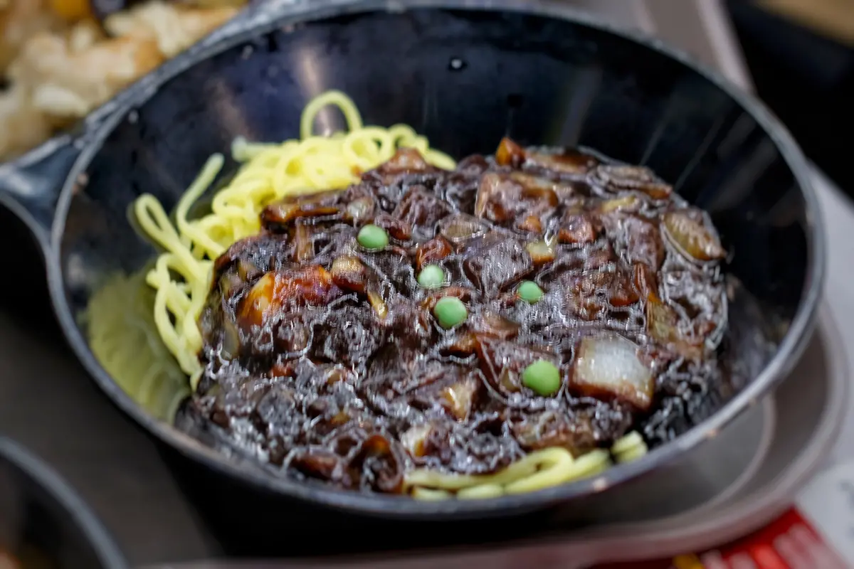 ▲今天4月14日在韓國稱為黑色情人節，單身者這天會一起吃炸醬麵。（圖／記者葉盛耀攝）