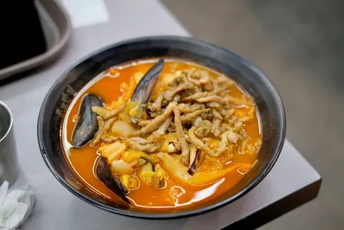 「炒碼麵」用了相當多配料,湯頭紅潤帶辣。(圖/記者葉盛耀攝) ▲「炒碼麵」用了相當多配料,湯頭紅潤帶辣。(圖/記者葉盛耀攝)