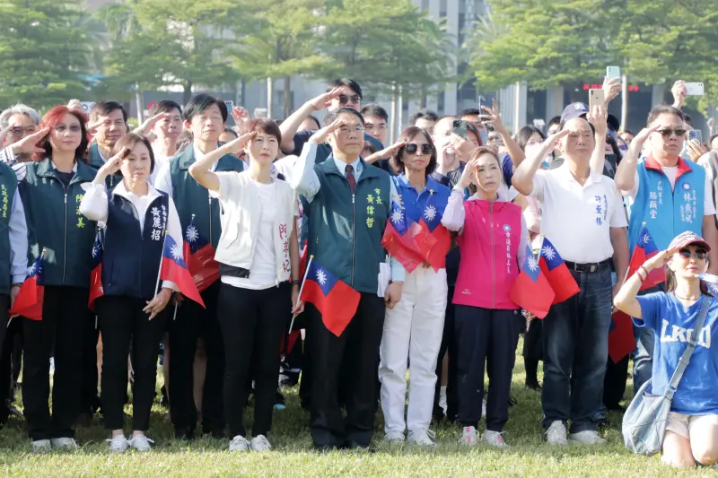 ▲臺南市政府今天在永華市政中心西拉雅廣場舉辦國慶升旗典禮，由市長黃偉哲率市府團隊，與各級民意代表及市民一起歡度國慶。(圖／南市府提供)