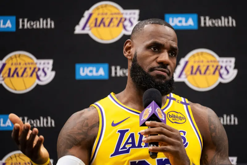 ▲NBA季前熱身賽繼續進行當中，洛杉磯湖人球星「詹皇」LeBron James近期在社群網站上發文，對於湖人隊季前賽的日程安排並不滿意，他寫道：「有人可以向我解釋為什麼我們要登上飛機前往密爾沃基參加一場季前賽嗎！？！？」（圖／美聯社／達志影像）