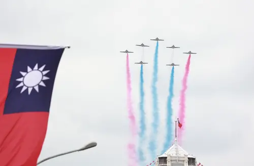 圖輯／113年國慶大會三軍操演、雷虎壓軸噴彩煙　精彩畫面一次看
