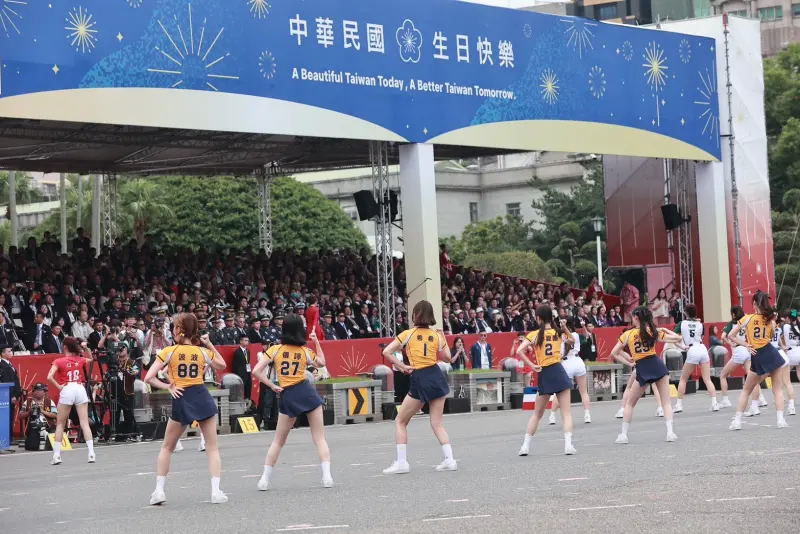 ▲雙十國慶，職棒球團啦啦隊演出。（圖／記者葉政勳攝影）